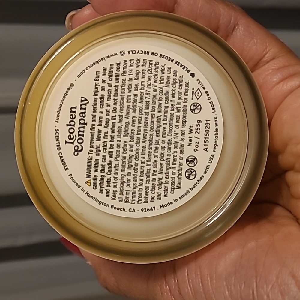 Vanilla Noir Scented Candle - 9oz - Picture 5 of 6